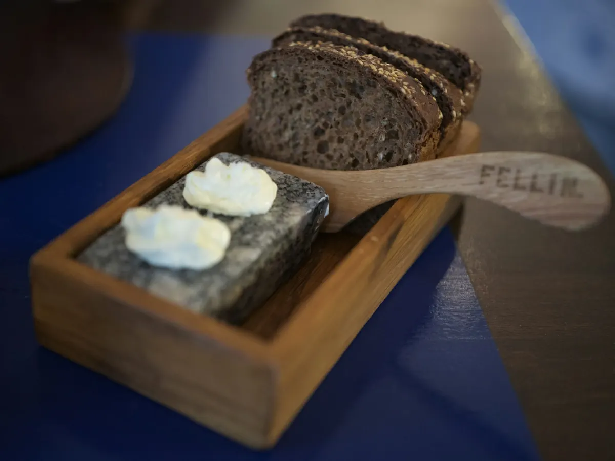 Pan de masa madre recién horneado sobre una bandeja de madera