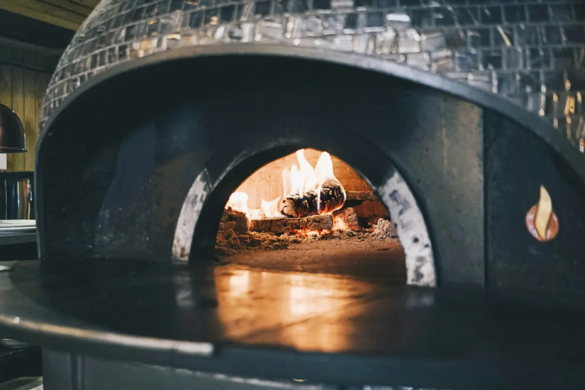 Cocina artesanal con hornos de leña