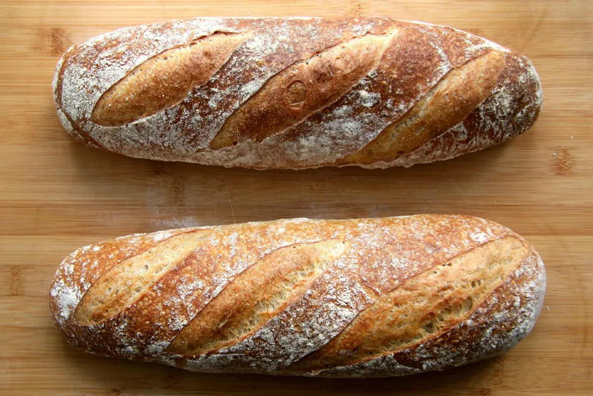 Barra de pan de espelta con corteza crujiente